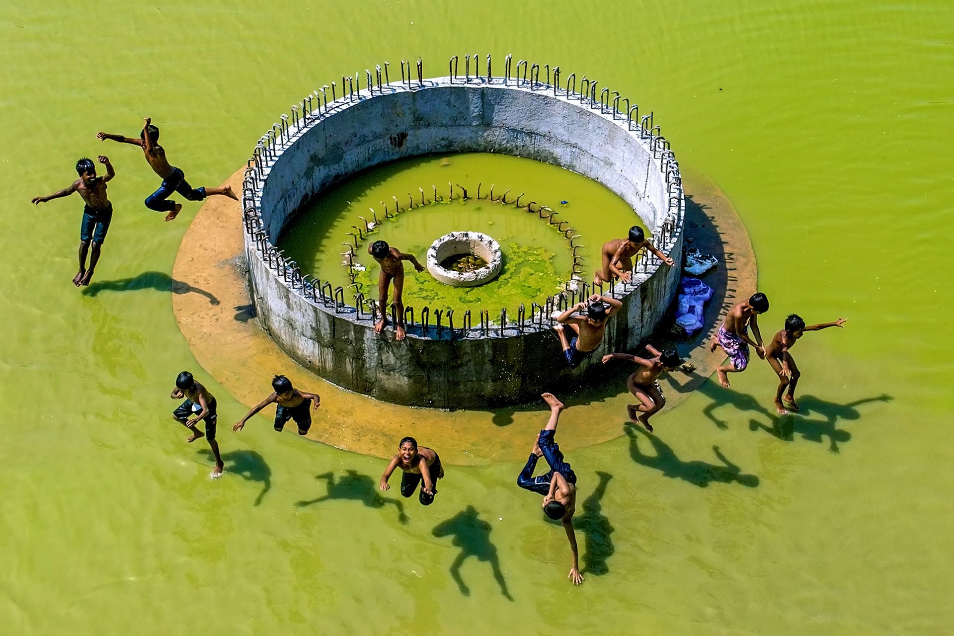 A group of children enjoying a bath during the summer. Under a bridge in Dhaka, Bangladesh. © MD Tanveer Rohan. Juror’s Pick, Magnum Photography Awards 2017.